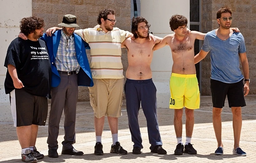 טום קשתי מתארח בפרק 4 של היפה והחנון