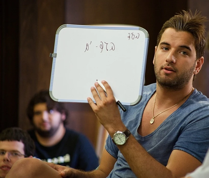 טום קשתי מתארח בפרק 4 של היפה והחנון