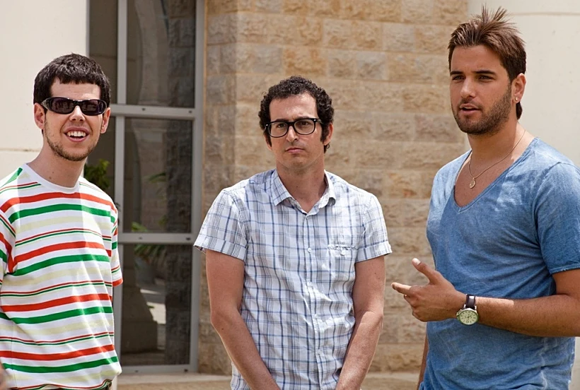 טום קשתי מתארח בפרק 4 של היפה והחנון