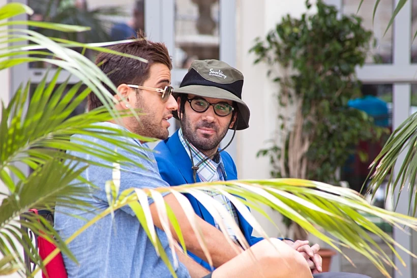 טום קשתי מתארח בפרק 4 של היפה והחנון