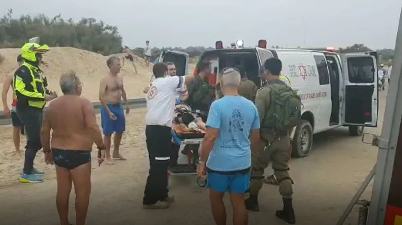 חובשים ופראמדיקים של מד''א מעניקים טיפול רפואי