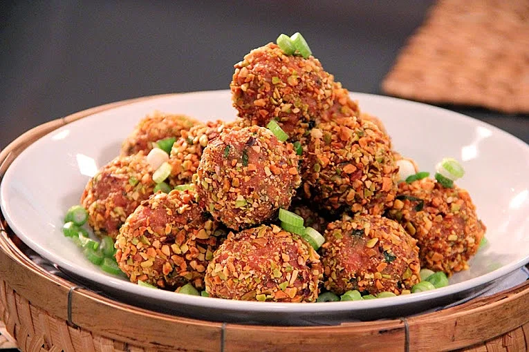 כדורי עוף מצופים בפיסטוקים