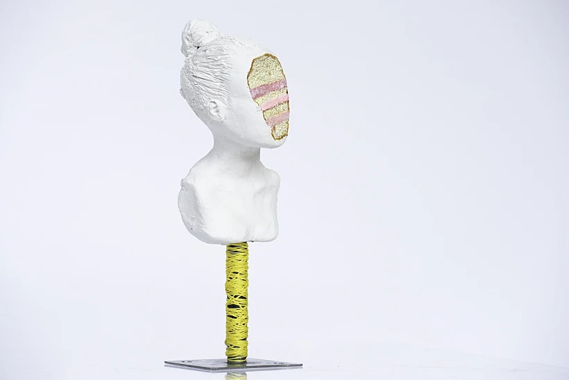 Piece Of Cake - פסל מתוך אישה