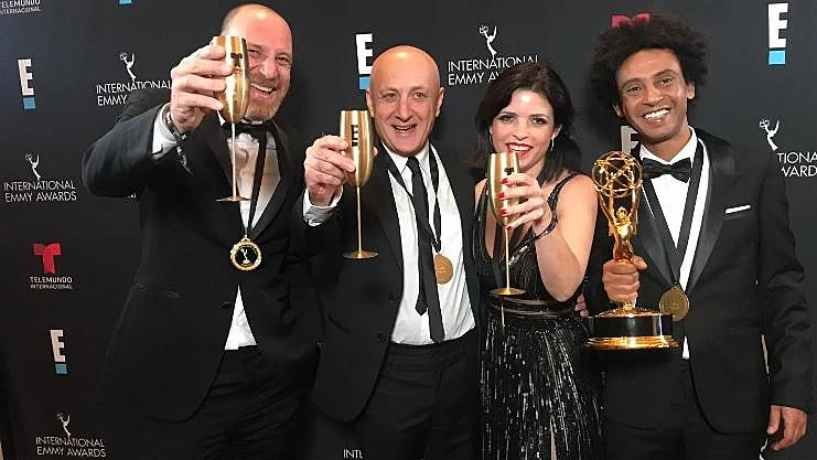 צוות הסדרה נבסו לאחר הזכייה באמי הבינלאומי