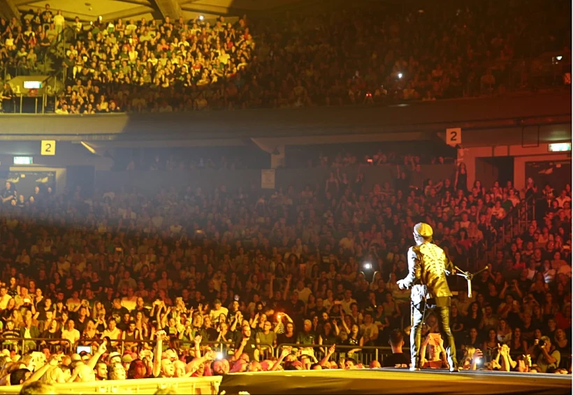 קלאוס מיינה כובש את הנוכחים בתל אביב