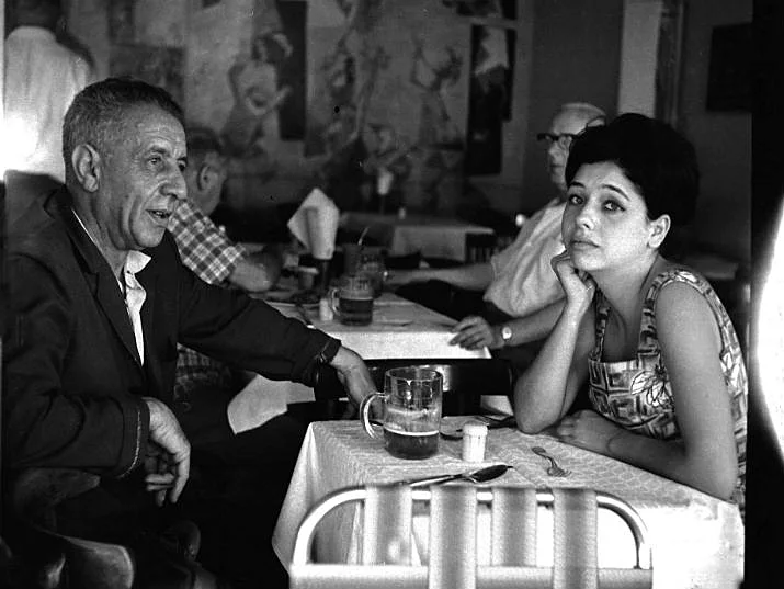 תרצה אתר ונתן אלתרמן בקפה כסית בתל אביב