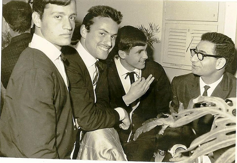 צדוק סביר ולהקת ימים מאושרים