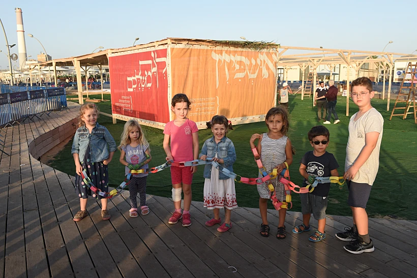 בניית סוכה בנמל תל אביב