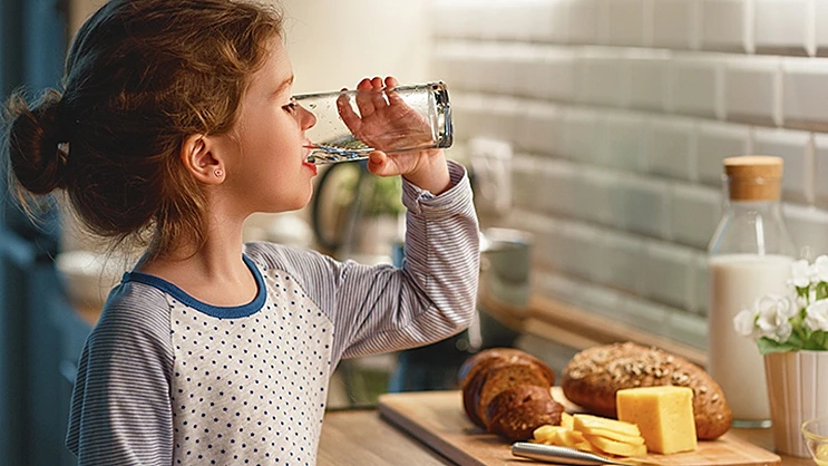 הילדים נהנים משתיית מים