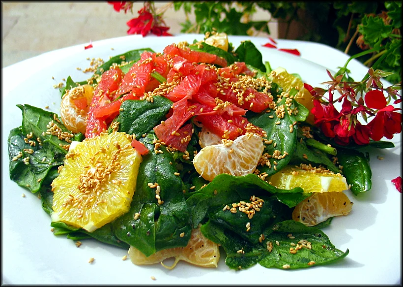 סלט תרד עם פרוסות פרי הדר