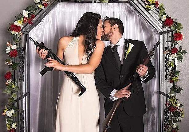 תמורת 1,800 שקל מקבל הזוג הטרי טקס הכולל סט צילומים עם רובים ומקלעים, ואף אפשרות להתאמן בירי על מטרות בדמות נאצים זומבים (ערוץ WTF)