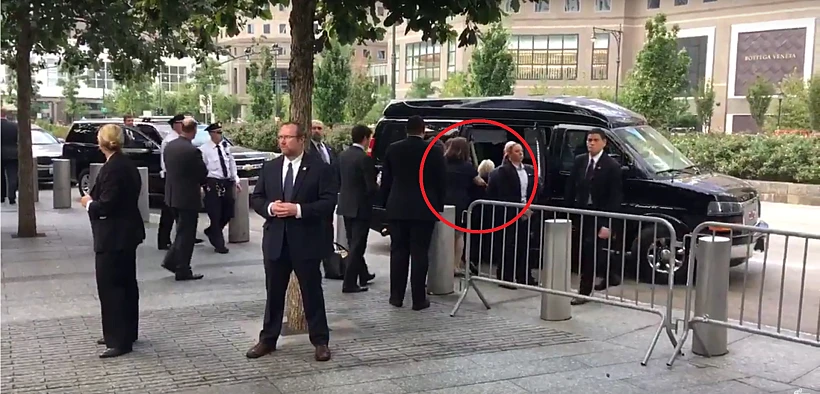 קלינטון מועדת בדרך לרכב בעזיבתה את הטקס בגראונד זירו