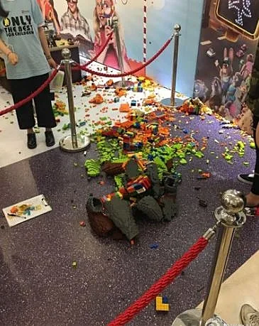 פסל הלגו שהתפרק