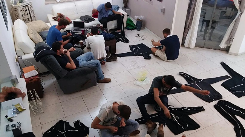 החבורה עובדת על חליפות הלדים- חודשיים לפני החתונה