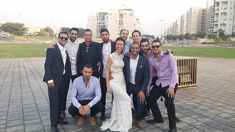 החבורה עובדת על חליפות הלדים- חודשיים לפני החתונה