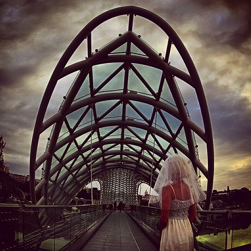 הכלה שמחפשת עצמה ברחבי העולם