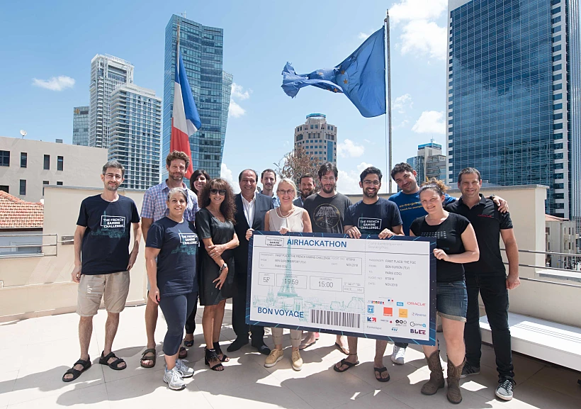 חברי הצוות המנצח Escargot עם שופטי התחרות, בהם הלן לה גל שגרירת צרפת בישראל, אסף סובול מנהל פיתוח עסקי באורקל ישראל ויאצק הוטירה מאורנג