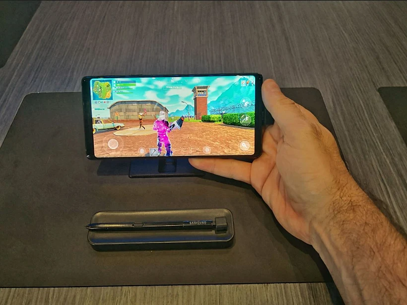 משחקים בפורטנייט על הנוט 9