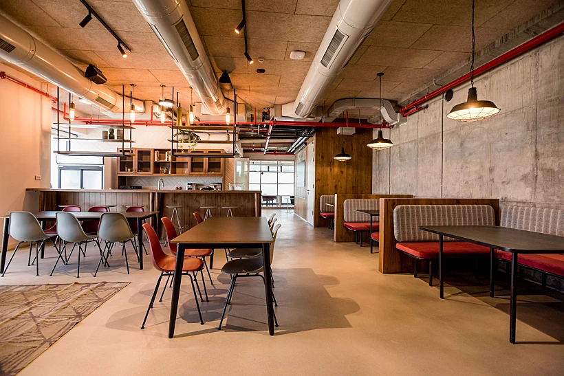 משרדי דיימלר בתל אביב