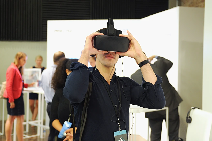 אדם מתנסה במשקפי מציאות מדומה