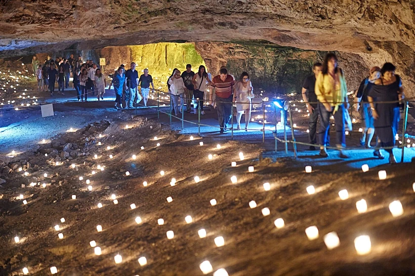 מערת צדקיהו במופע