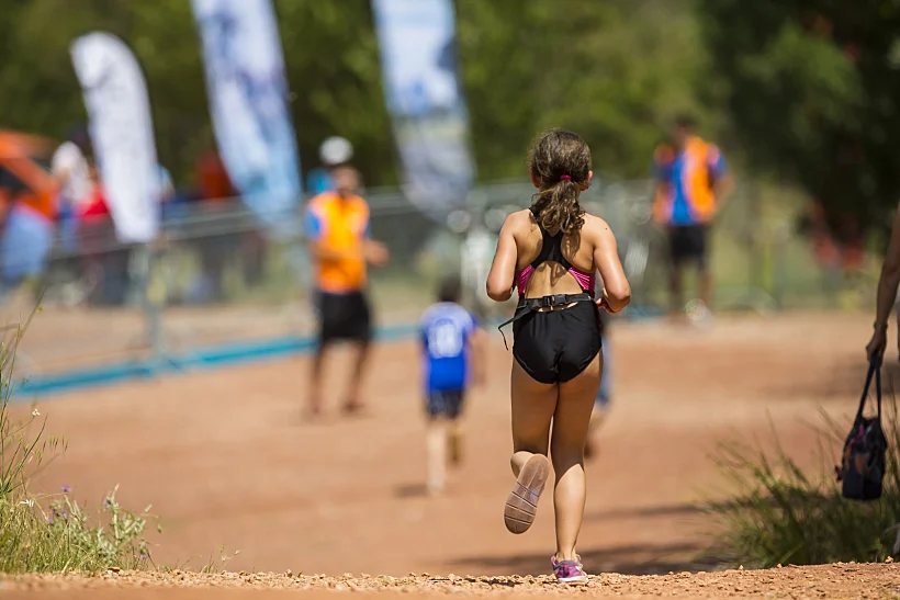ילדה רצה בתחרות