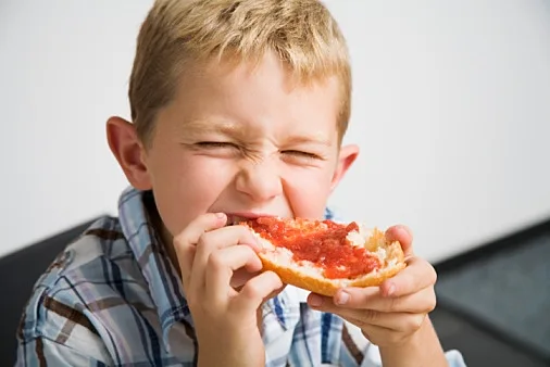 ילדים אוכלים ארוחת בוקר