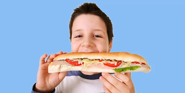 ילד אוכל כריך