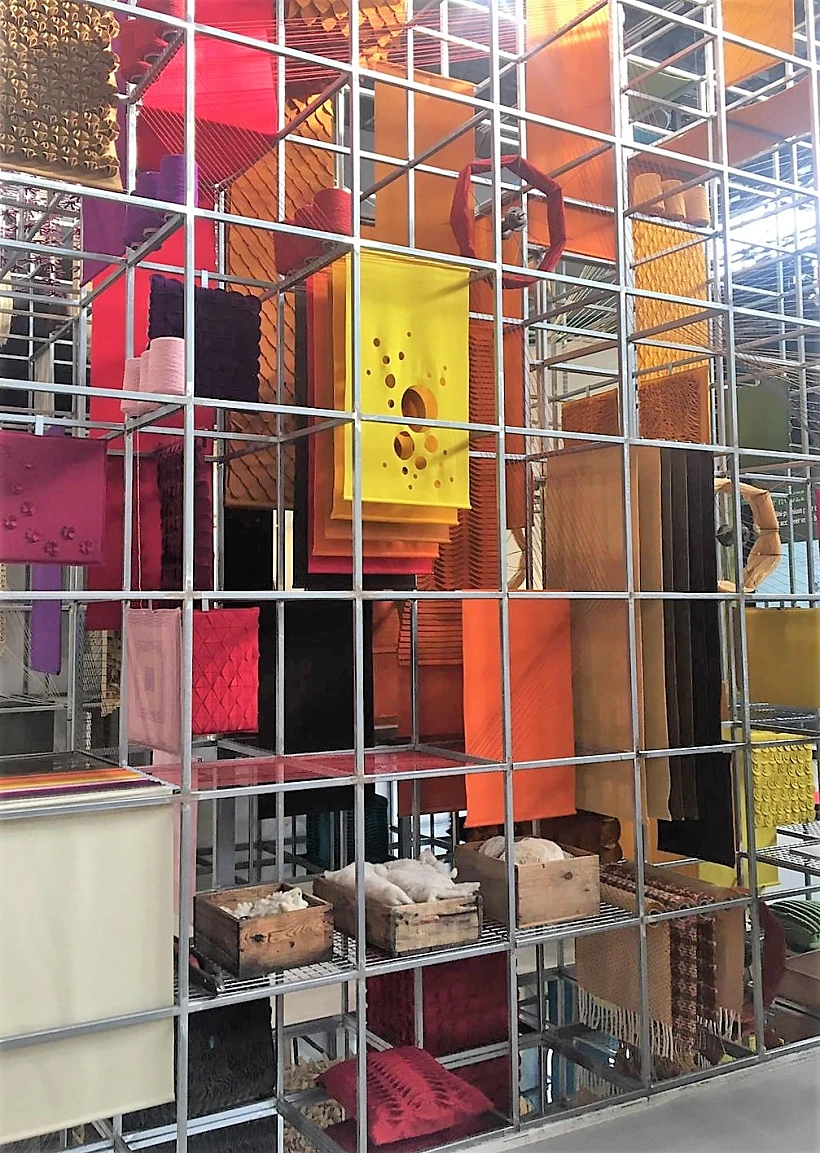 מתכת במראה הקליל שלה