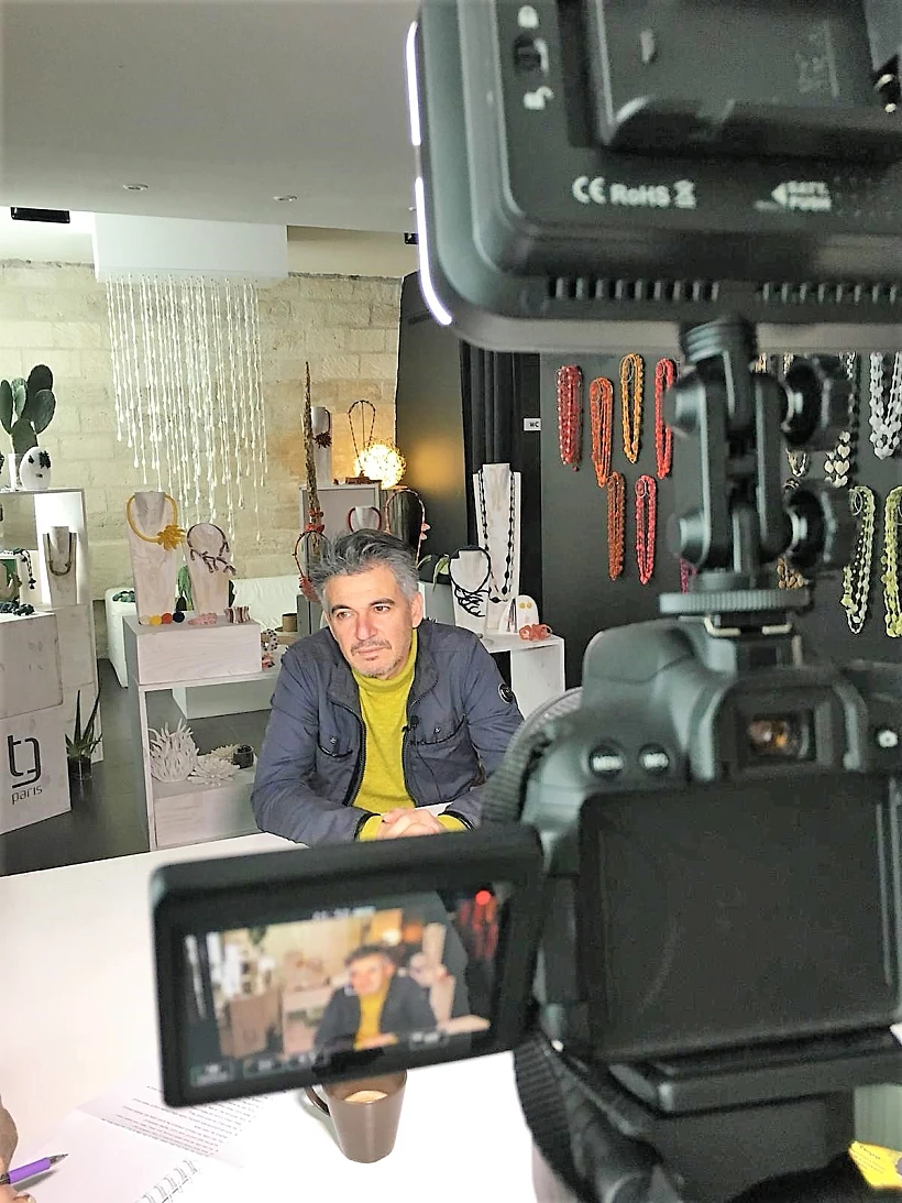 צורי גואטה בסטודיו שלו