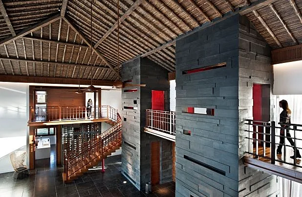 בית בסגנון תאילנדי, מיכאל אזולאי