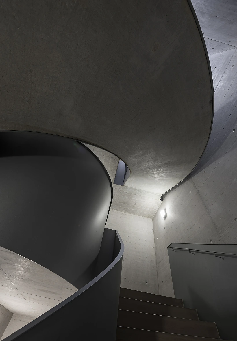 לב הבניין, מוביל לחמש דירות שונות