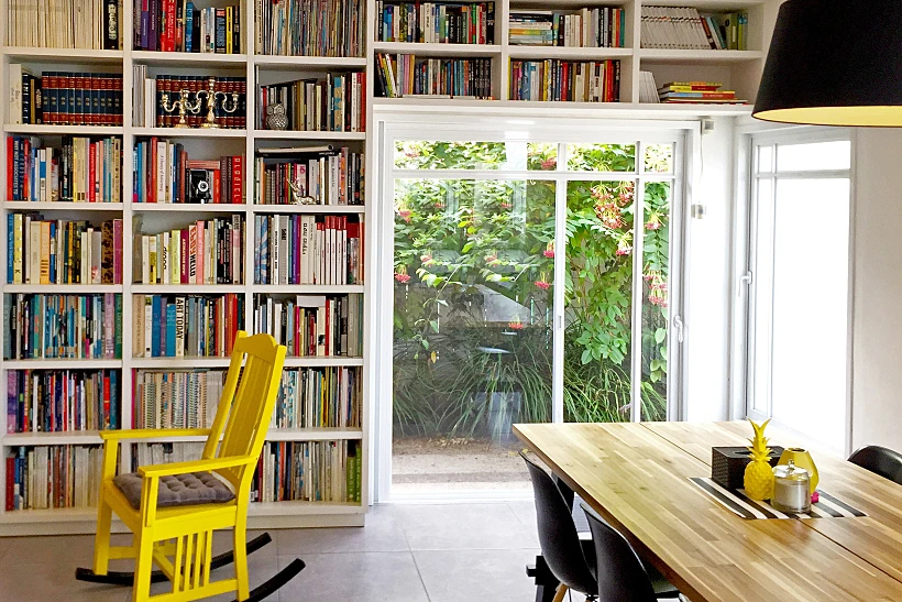 בספרייה הביתית, מגזינים וספרים מכל העולם