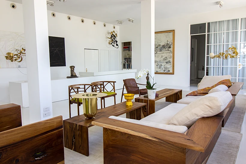 ביתו הוא משרדו ולהפך