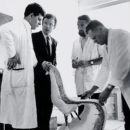 פנטון בעת עבודת הפיתוח של הכיסא