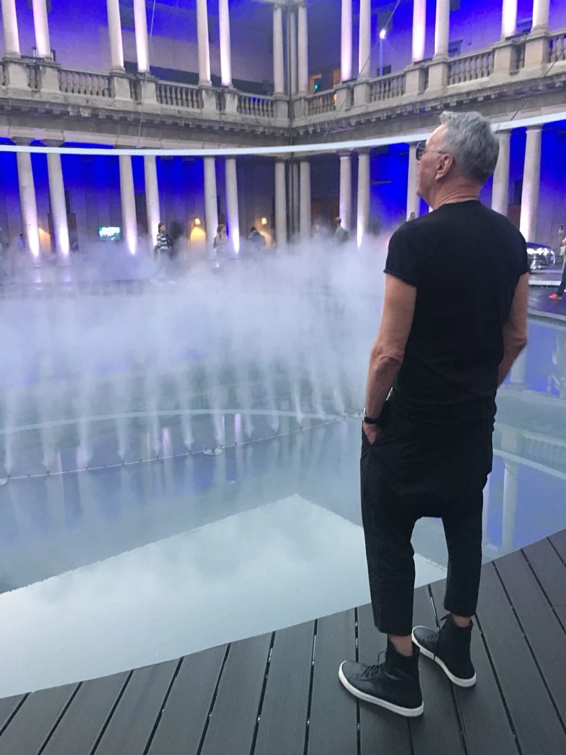 אדריכל אילן פיבקו מתבונן במיצב המופלא של אאודי