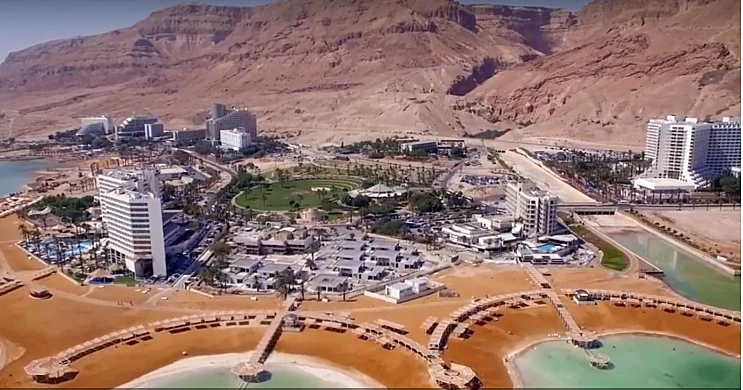 שני המגרשים