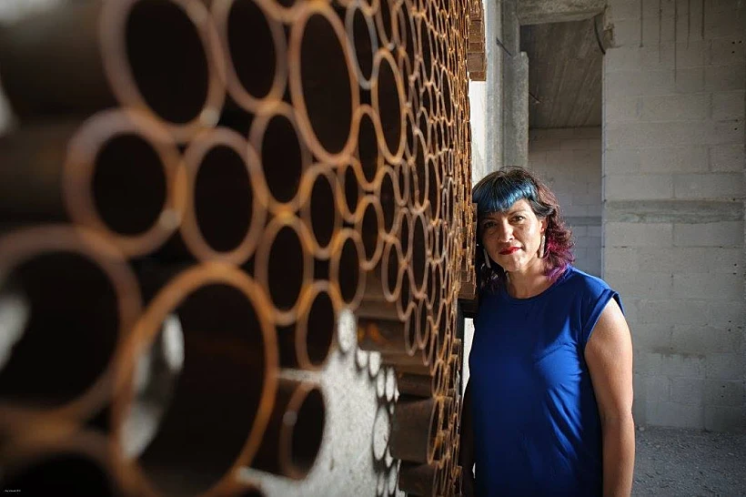 שריתה פלד לצד פסל פרי יצירתה