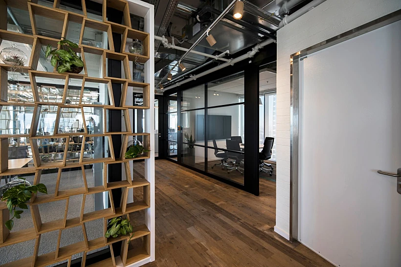 שירלי זמיר, פינה נוספת במשרדי ויזה