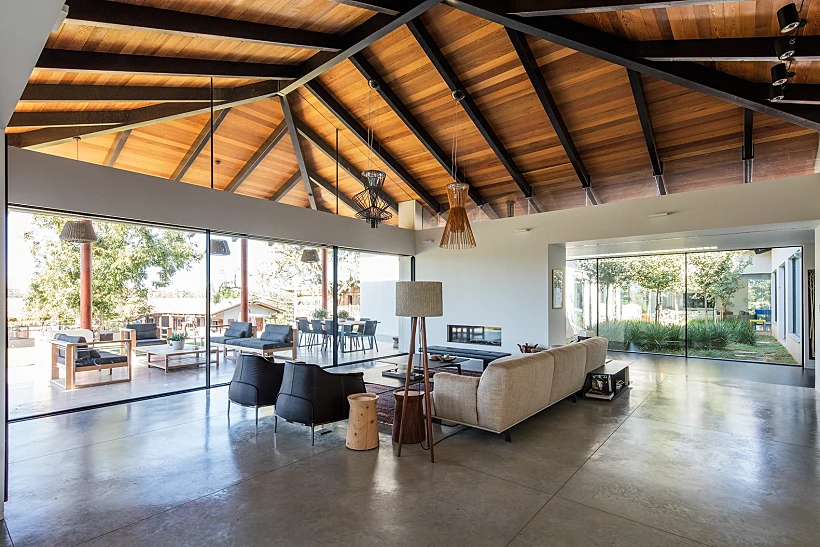 מבפנים החוצה, בית בשרון