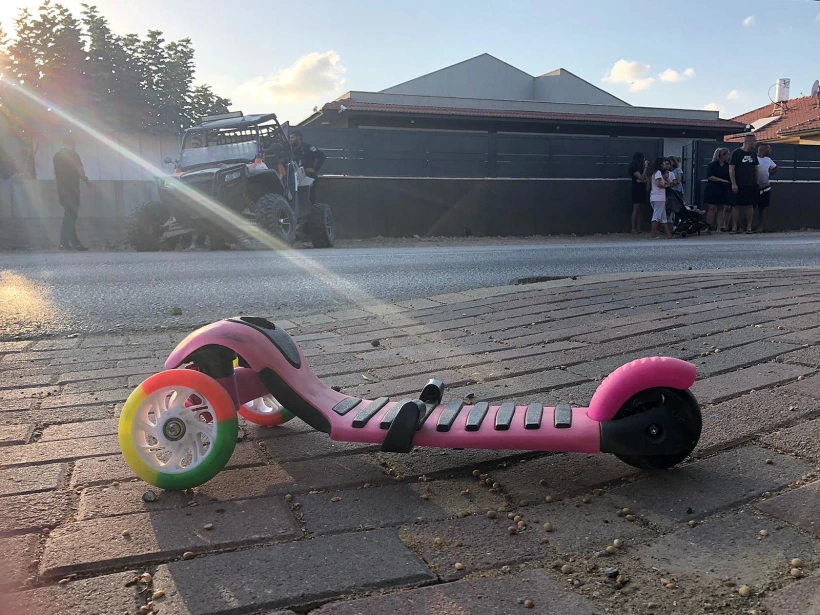 הקורקינט עליו נסעה בת השש שנפצעה קשה מפגיעת רכב