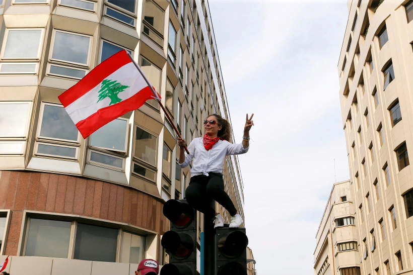 מפגינה על יוקר המחייה בביירות