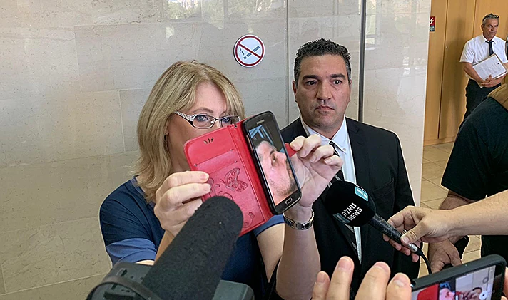 ילנה, אימו של החשוד ברצח מקסים טל מציגה תמונות בהן הוא נראה חבול ופצוע