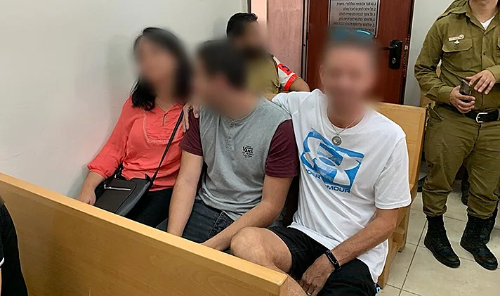 חייל מצ''ח המואשם באחריות להתאבדות לוחם צה''ל, עם הוריו בבית הדין הצבאי ביפו
