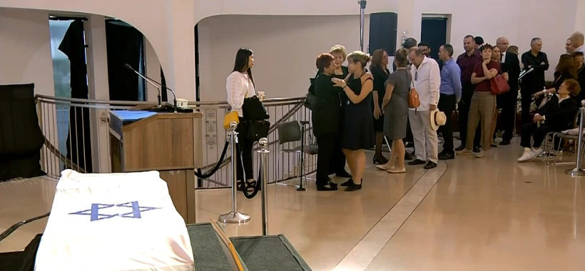 אנשים חולפים על פני ארונו של נשיא בית המשפט העליון בדימוס, השופט שמגר