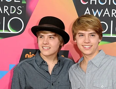 התאומים השחקנים הצעירים דילן וקול ספרוס