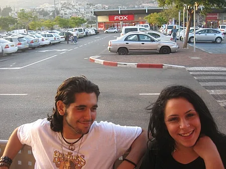 בני נוער צוחקים