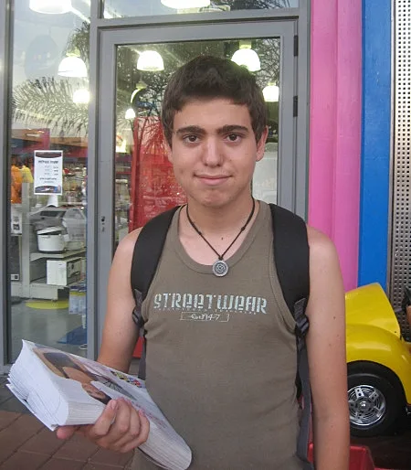 בני נוער צוחקים