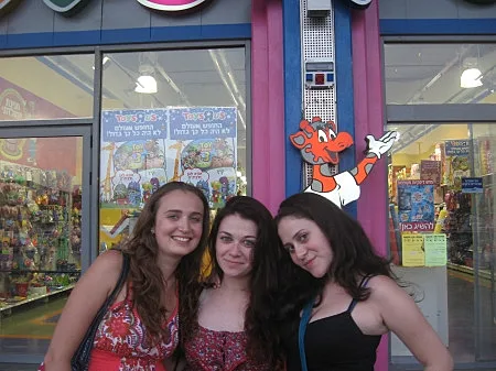 בני נוער צוחקים