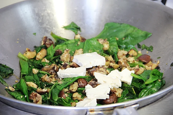 פשטידת תרד חומוס וקממברט של ברק חי חורש (משק צוריאל)